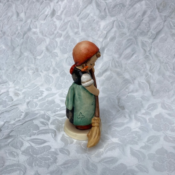 4.75" Hummel Figurine "Little Sweeper" Goebel W Germany 1984 Excellent Condition - Picture 5 of 9